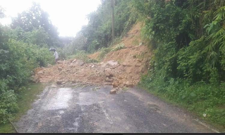 কাপ্তাইয়ে পাহাড় ধসে চন্দ্রঘোনা-বাঙ্গালহালিয়া সড়কে যান চলাচল বন্ধ