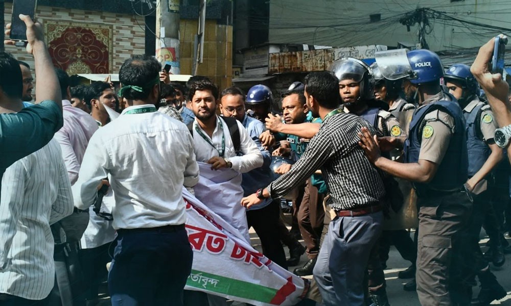 ইসলামী ব্যাংক টাওয়ারের সামনে দুই পক্ষের সংঘর্ষ