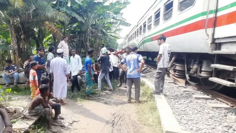 জয়পুরহাটে বরেন্দ্র এক্সপ্রেসের কয়েল বডি ভেঙে ট্রেন চলাচল বন্ধ