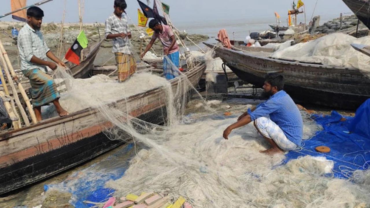 ২২ দিনের নিষেধাজ্ঞা শেষে আজ নদীতে নামছে চাঁদপুরের অর্ধলক্ষাধিকের বেশি জেলে